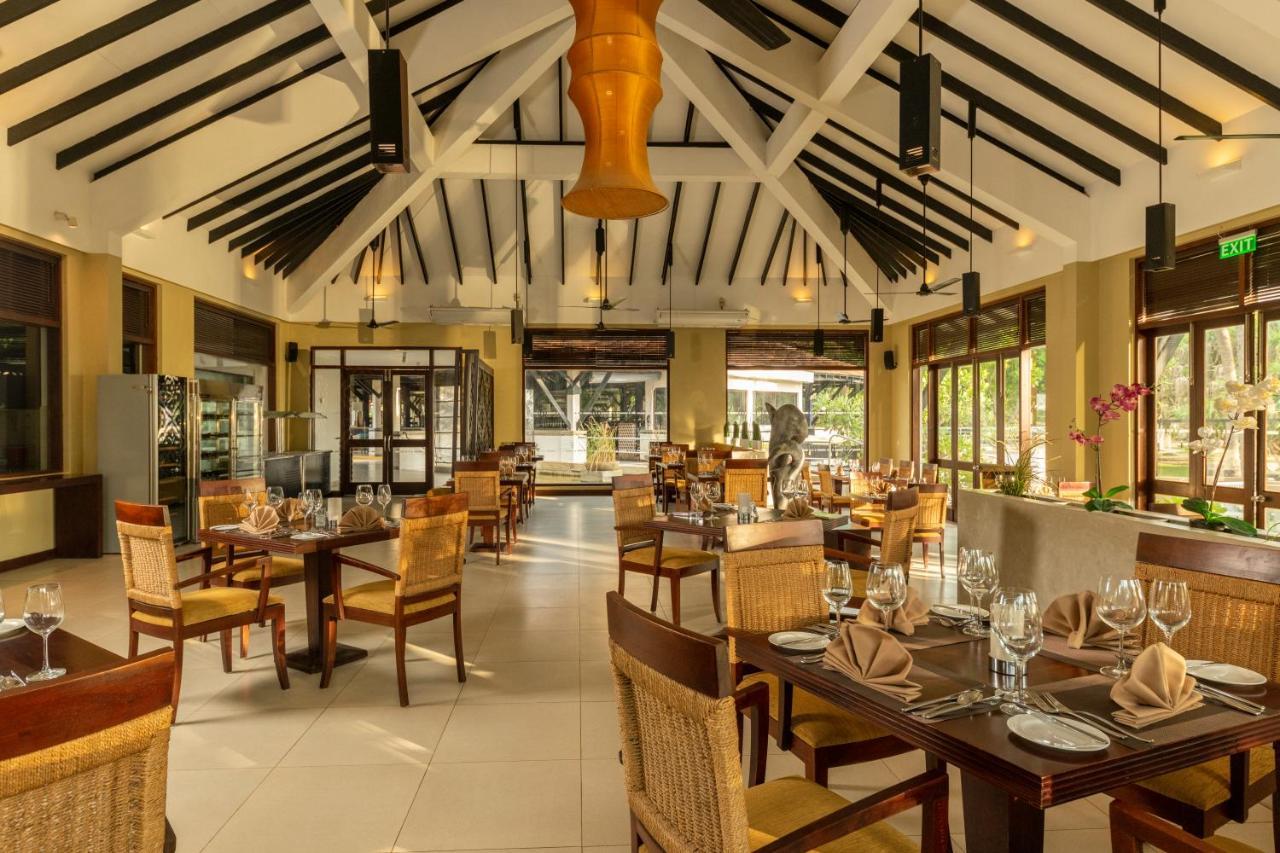 Club Hotel Dolphin Negombo Exterior photo