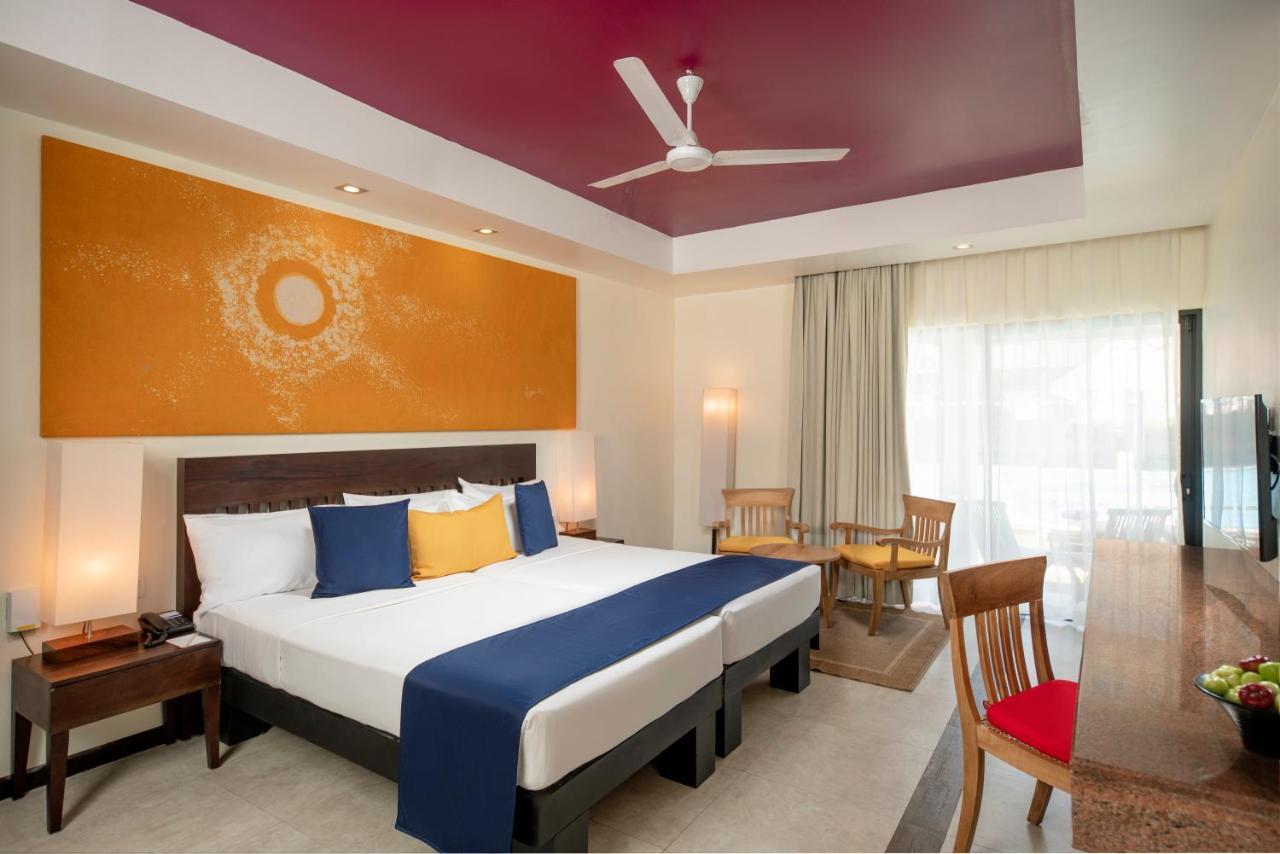 Club Hotel Dolphin Negombo Exterior photo